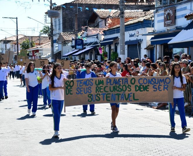 Mil estudantes desfilam pelos 220 anos de Ilhabela.