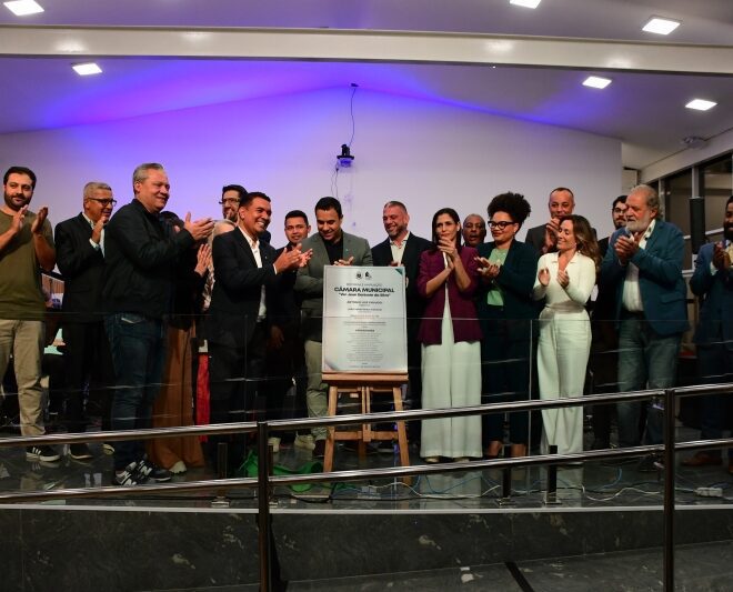 Prefeito de Ilhabela inaugura Câmara Municipal reformada e m...