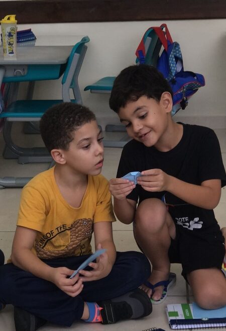 Aluno com TEA dá aula voluntária em escola de Ilhabela