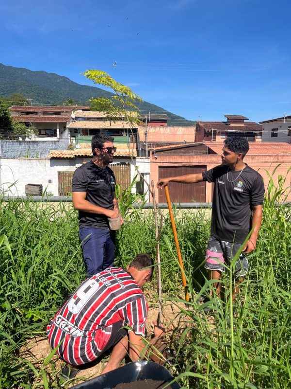 Estudantes da Escola Estadual de Ilhabela: Desafios e Conqui...