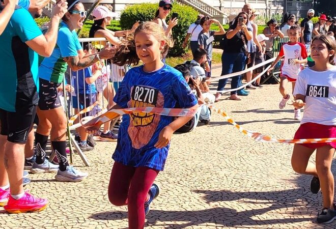 Ilhabela participa da Corrida Infantil Volta do Museu com eq...
