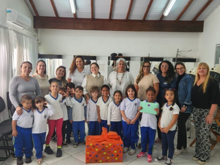 Estudantes de escola municipal encerram feira cultural com d...