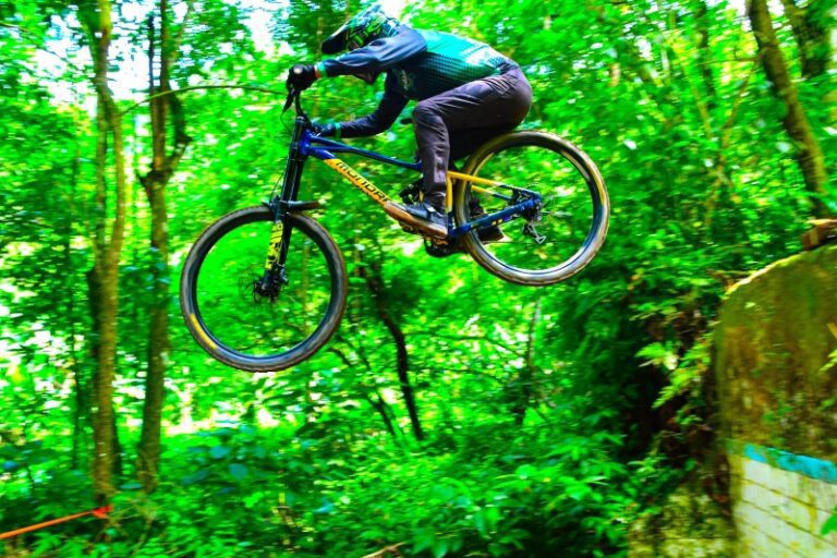 Campeonato Paulista de Downhill: Emoção e Aventura em Ilhabe...