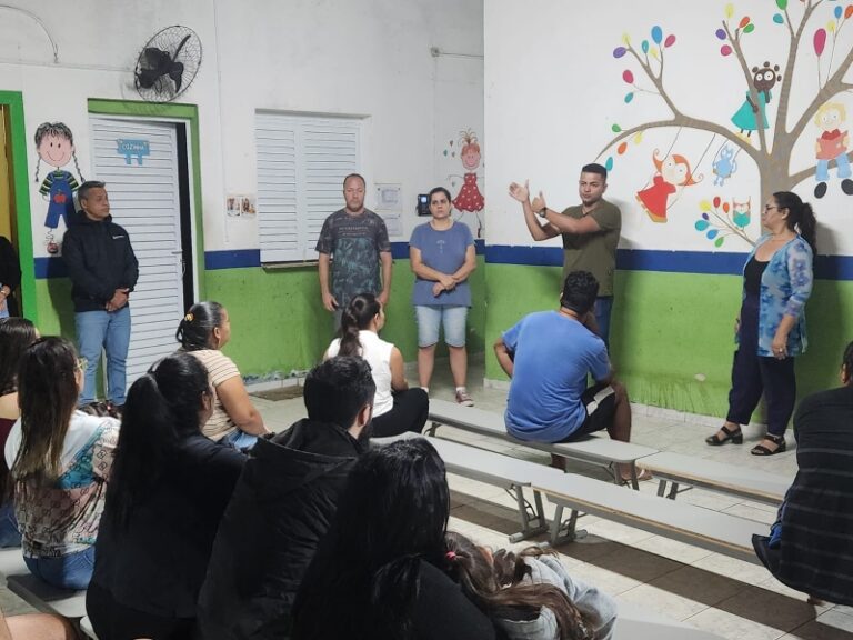 Pais apoiam transferência de alunos da Escola Natã Ugo para ...