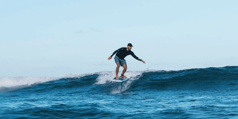 Surf no Bonete: Aventura e Natureza em Paraíso Preservado.