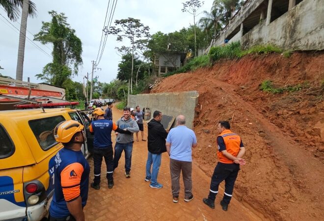 Ilhabela interdita imóveis e via no Itaguassú após deslizame...