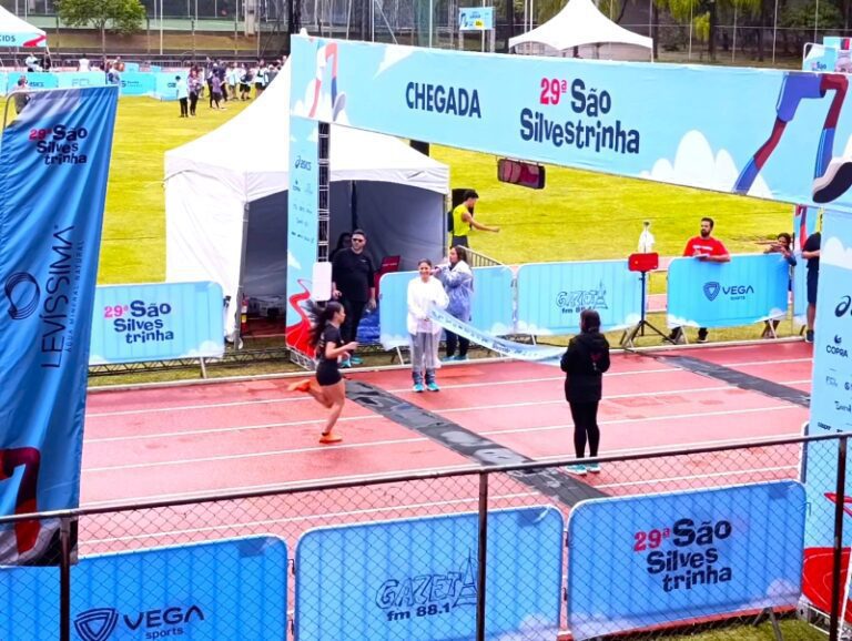 Ilhabela Brilha na São Silvestrinha: Nove Medalhas para Atle...