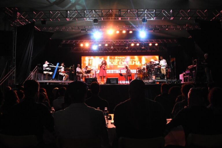 Concurso de Canto com Jurados Famosos Nacionalmente