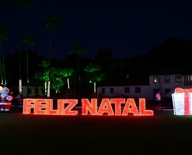 Iluminação e Atrações à Beira-Mar Transformam a Cidade
