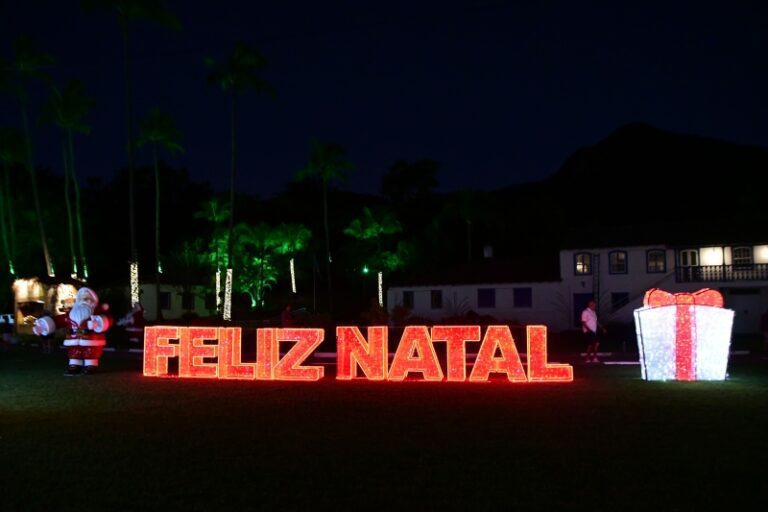 Iluminação e Atrações à Beira-Mar Transformam a Cidade