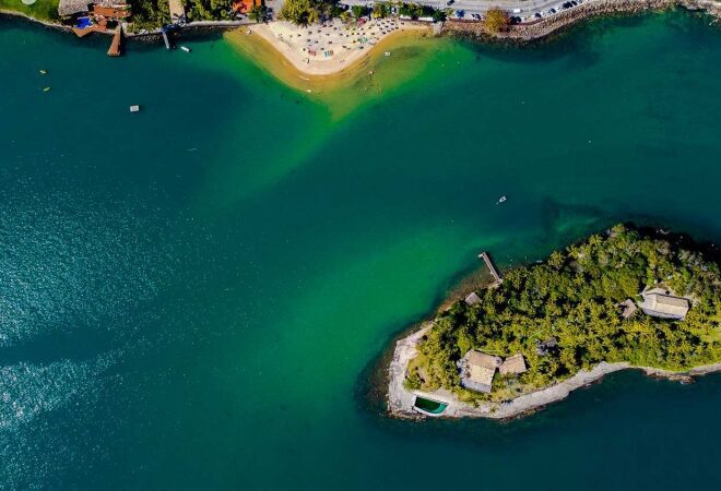 6 Praias em Ilhabela com Ótima Estrutura para Seu Dia