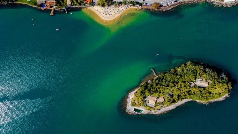 6 Praias em Ilhabela com Ótima Estrutura para Seu Dia