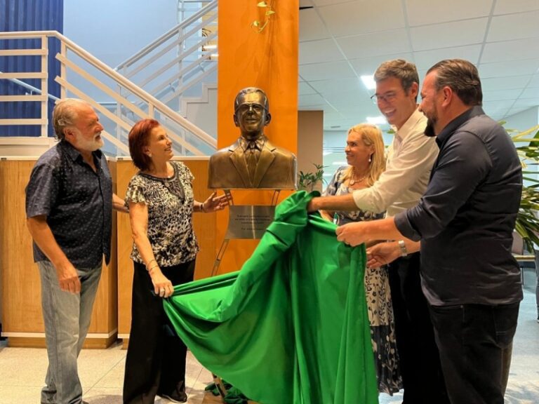 Ilhabela Homenageia Antônio Veronezi e Valoriza a Educação