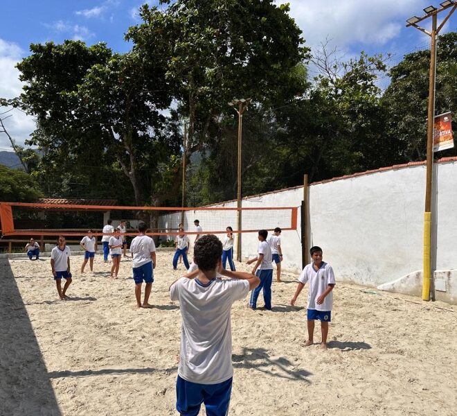 Alunos da E.C.M. Julio Cezar Cardial vivenciam esportes na A...