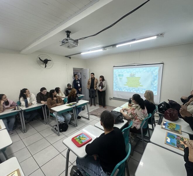 Formação para Profissionais de Apoio: Capacitação Ampla na E...