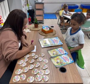 Ilhabela: Escola Homenageia Agente de Alimentação pelo Reconhecimento do MEC