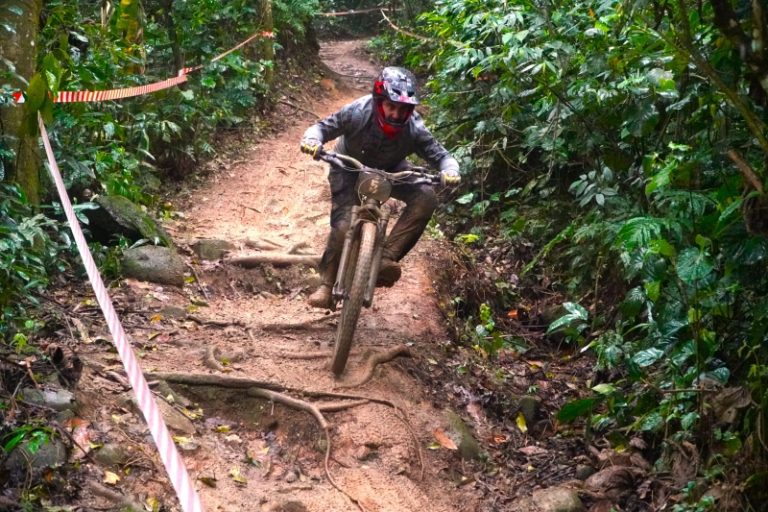 Desafio Ilhabela: 100+ Pilotos de 36 Municípios no Downhill