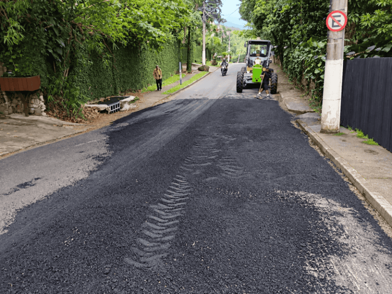 Ilhabela: Manutenção na Avenida Força Expedicionária Brasile...
