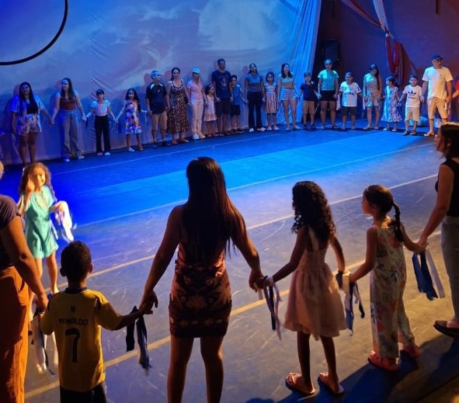 Projeto EntreLaços: Famílias Participam de Apresentações Fin...