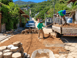 Ilhabela: Bueiro da Rua do Cachadaço é Desobstruído