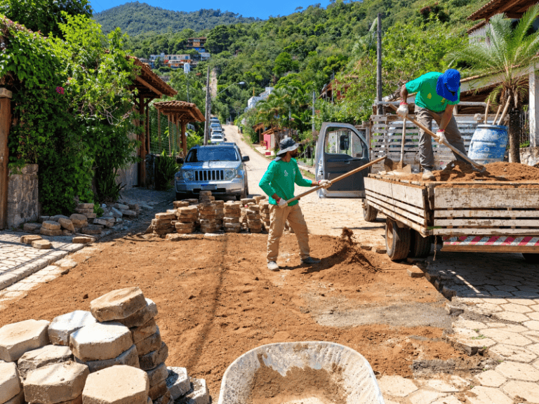 Ilhabela: Bueiro da Rua do Cachadaço é Desobstruído