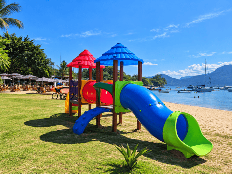 Novo Playground na Praça Ângelo Fazzini, Ilhabela