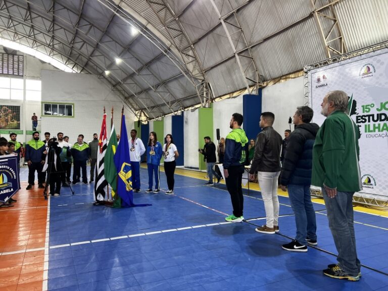 Início dos Jogos Estudantis de Ilhabela: desfile e danças es...