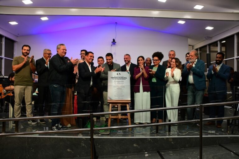 Prefeito de Ilhabela inaugura Câmara Municipal reformada e m...