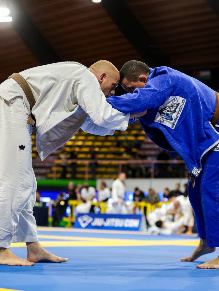 Lutador de Ilhabela ganha medalha em competição