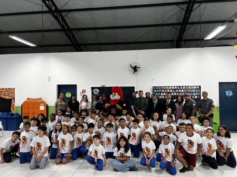 Estudantes de Ilhabela comemoram formatura do Proerd em cicl...