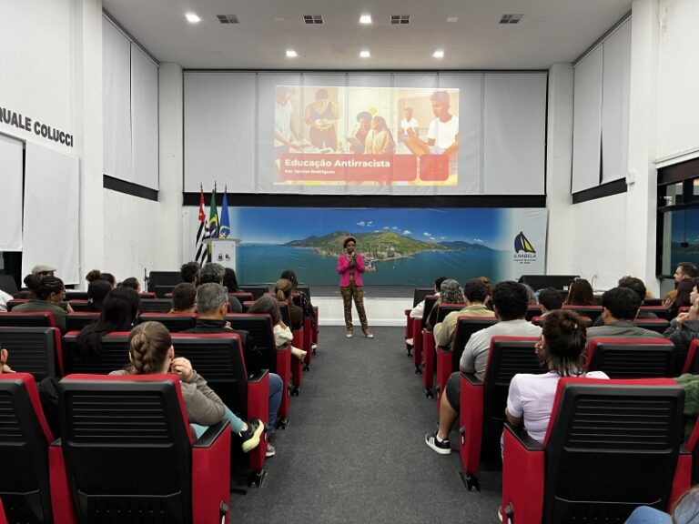 Professores de Ilhabela Participam de Palestra sobre Educaçã...