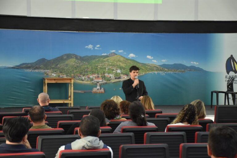Ilhabela capacita gestores sobre riscos psicossociais no amb...