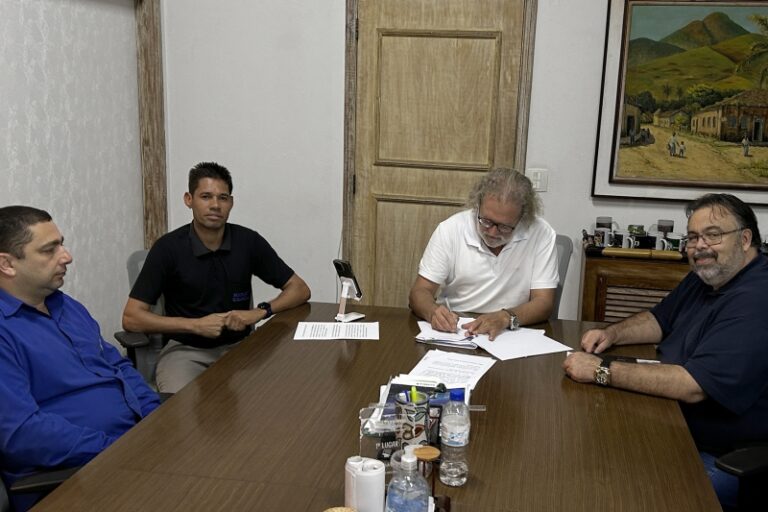 Prefeito de Ilhabela assina decreto importante para a cidade