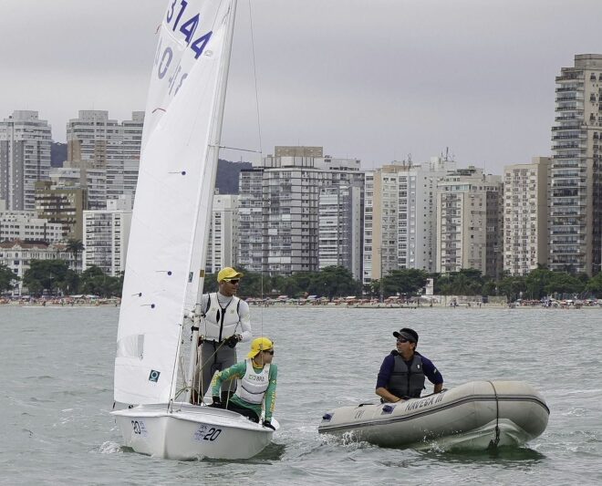 Velejadores da Escola de Vela destacam-se em competição.