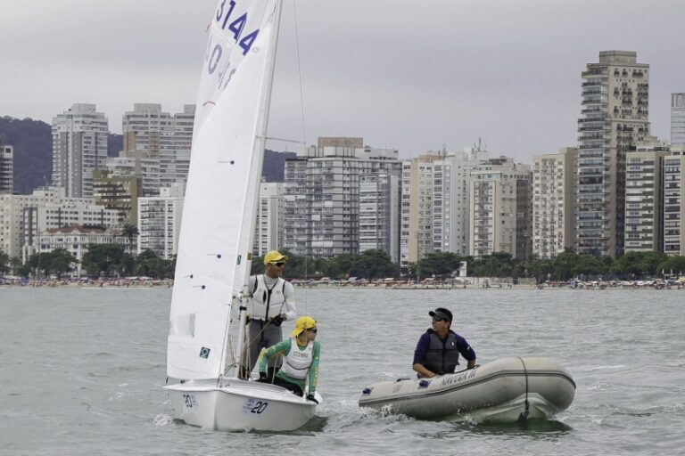Velejadores da Escola de Vela destacam-se em competição.