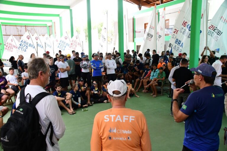 Mais de 120 jovens velejadores competem em torneio nacional
