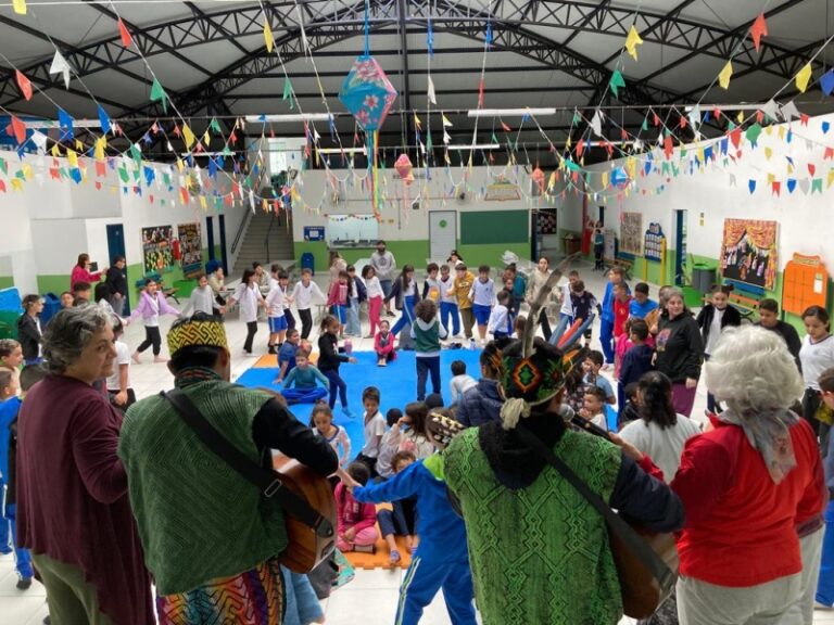 Oficina de Grafismo Indígena é Realizada em Escola de Ilhabe...