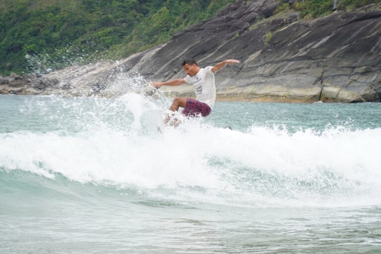 Ilhabela Sedia Campeonato de Surf com Grandes Nomes do Espor...