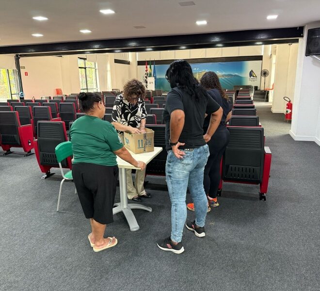 Ilhabela entrega cartões para moradores em ação social relev...