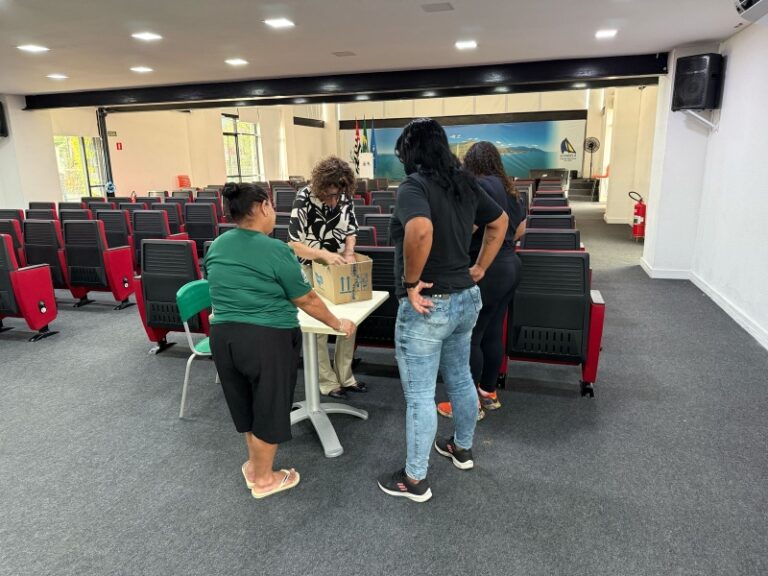Ilhabela entrega cartões para moradores em ação social relev...