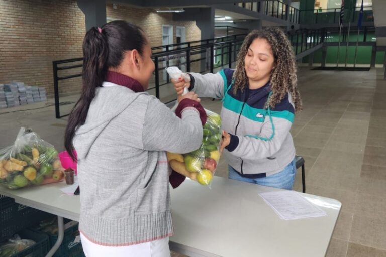 Ilhabela entrega 1,8 mil kits nutricionais às crianças da re...