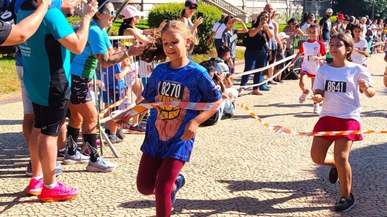 Ilhabela participa da Corrida Infantil Volta do Museu com eq...