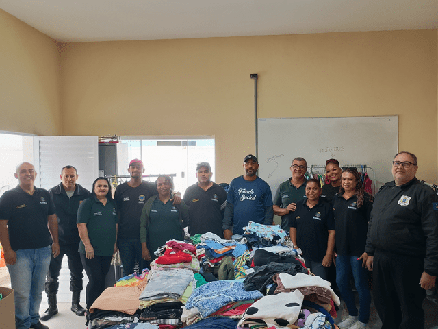 Ilhabela realiza Varal Solidário e distribui mil peças à pop...