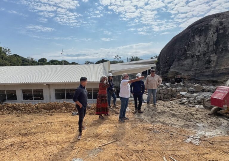 Prefeito de Ilhabela avalia obras da nova creche no Bexiga