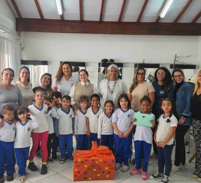 Estudantes de escola municipal encerram feira cultural com d...
