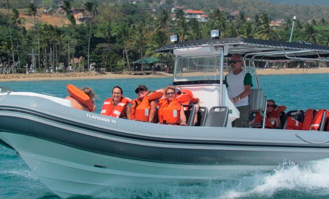 Passeio de Flexboat em Ilhabela: descubra a ilha com liberda...