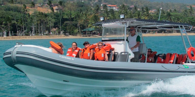 Passeio de Flexboat em Ilhabela: descubra a ilha com liberda...