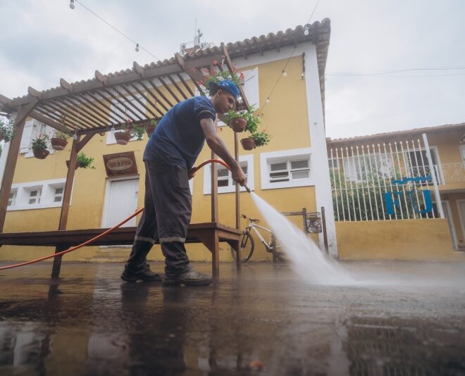 Ilhabela: Mutirão de Limpeza no Centro Histórico Antes da Te...