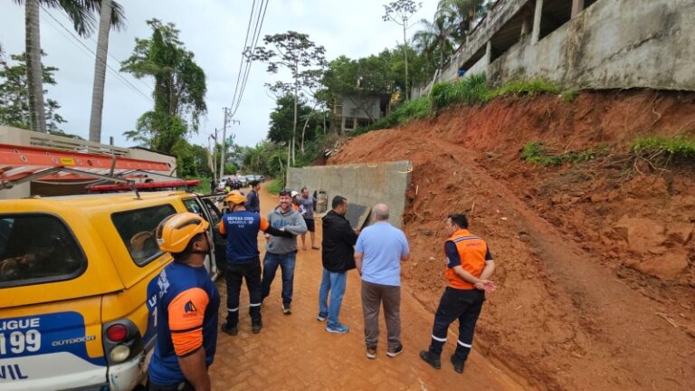 Ilhabela interdita imóveis e via no Itaguassú após deslizame...