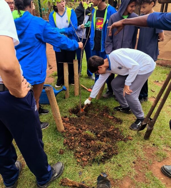 Viveiro Municipal de Ilhabela: Plantio de Nativas com Alunos...